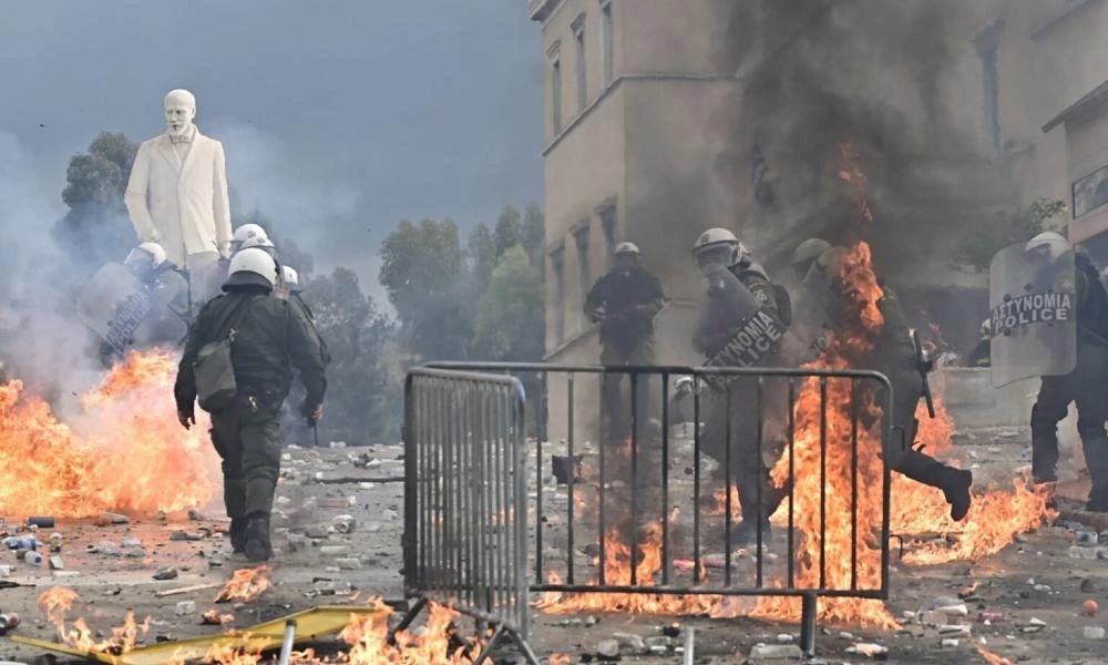 Η πορεία για Τέμπη μετατράπηκε σε αστικό πόλεμο μεταξύ και Κουκουλοφόρων (βίντεο-upd)